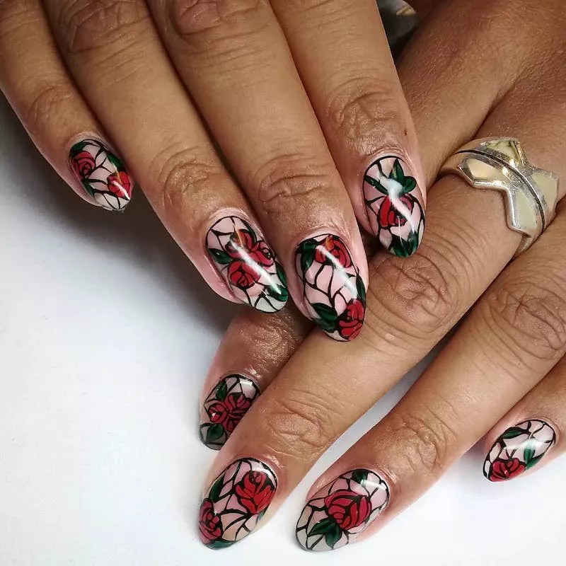 Nageldesign mit roten Rosen aus Buntglas
