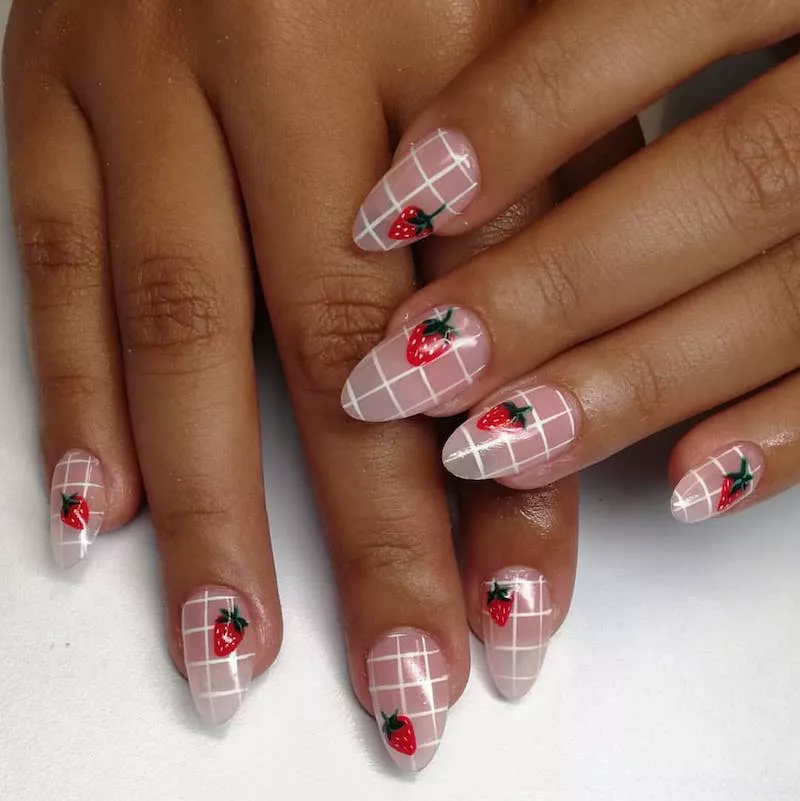 Weißes Graph-Nageldesign mit Erdbeer-Akzenten