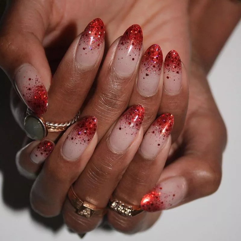 Maniküre mit roten Glitzerspitzen mit Farbverlauf