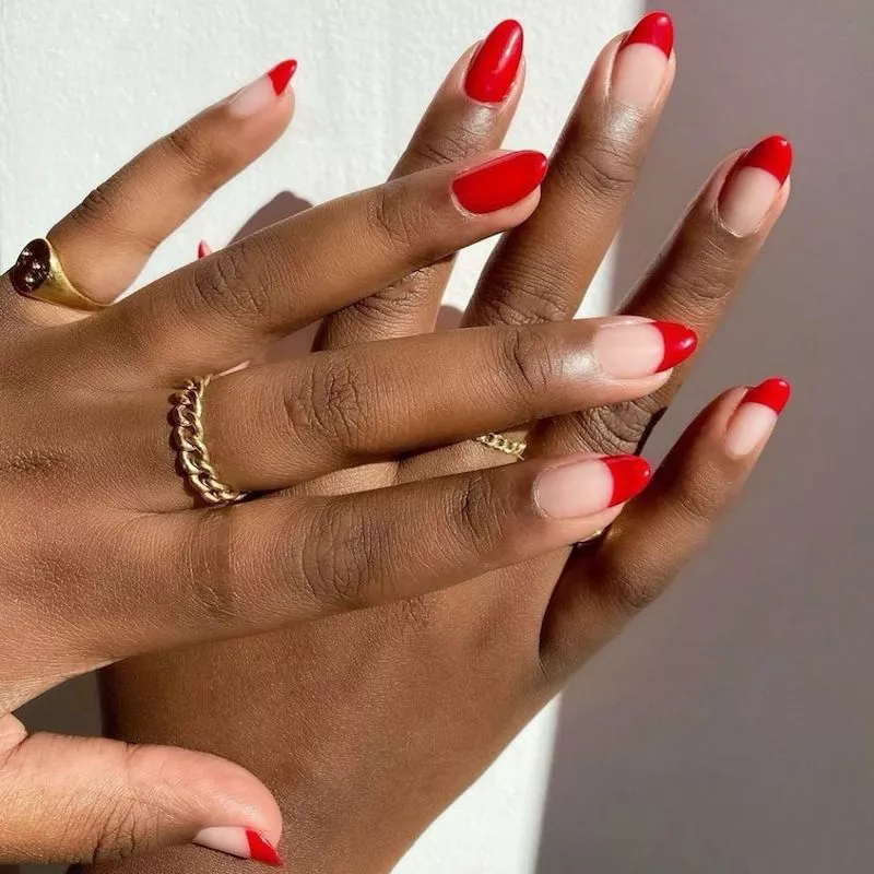 Rote French Manicure mit komplett roten Akzentnägeln