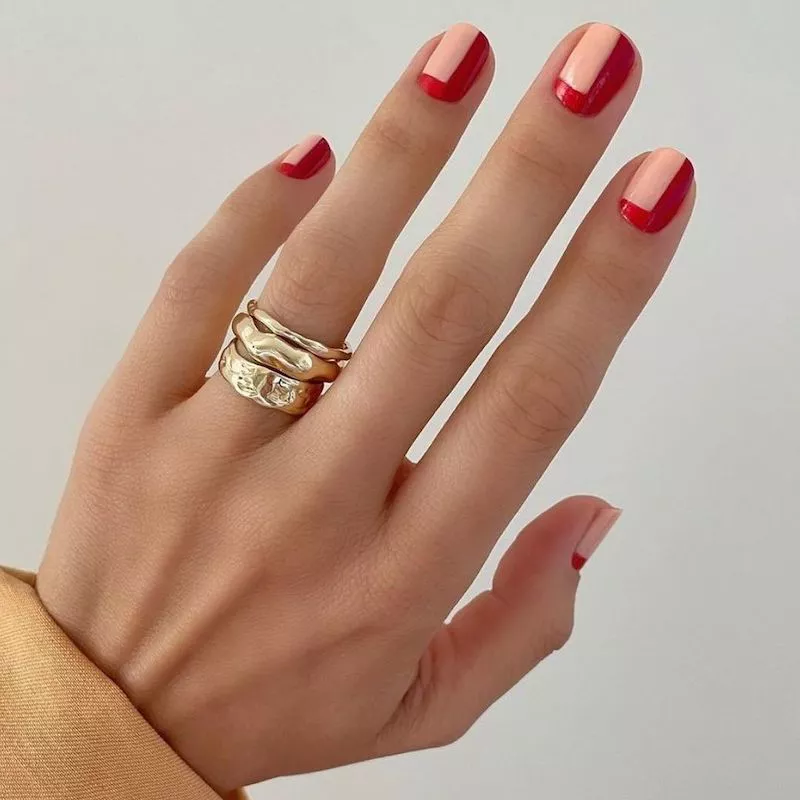 Geometrisches Nageldesign in Pfirsich und Rot