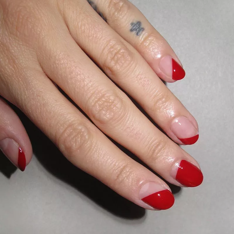 Negative Space-Nägel in verschiedenen Designs