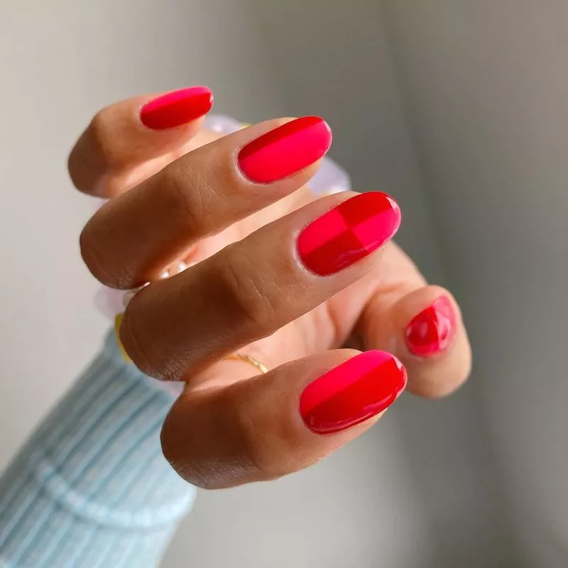 Kariertes Nageldesign in Pink und Rot