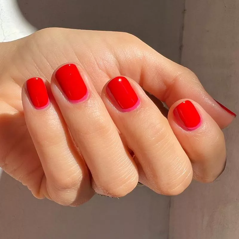 Rote Maniküre mit dezentem dunkelrosa Nagelhautakzent