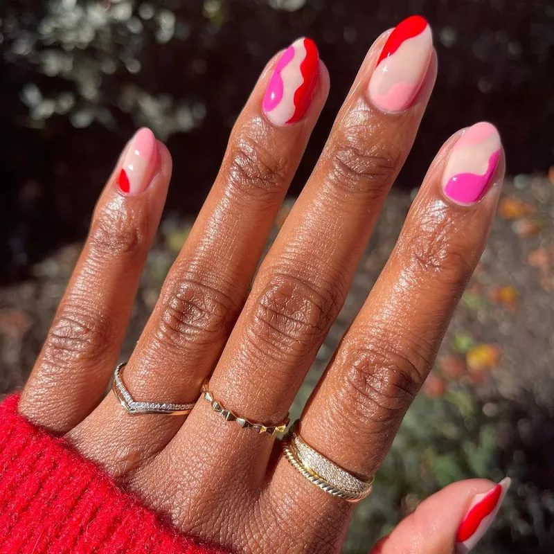 Gewelltes Nageldesign in Pastellrosa, Pink und Rot