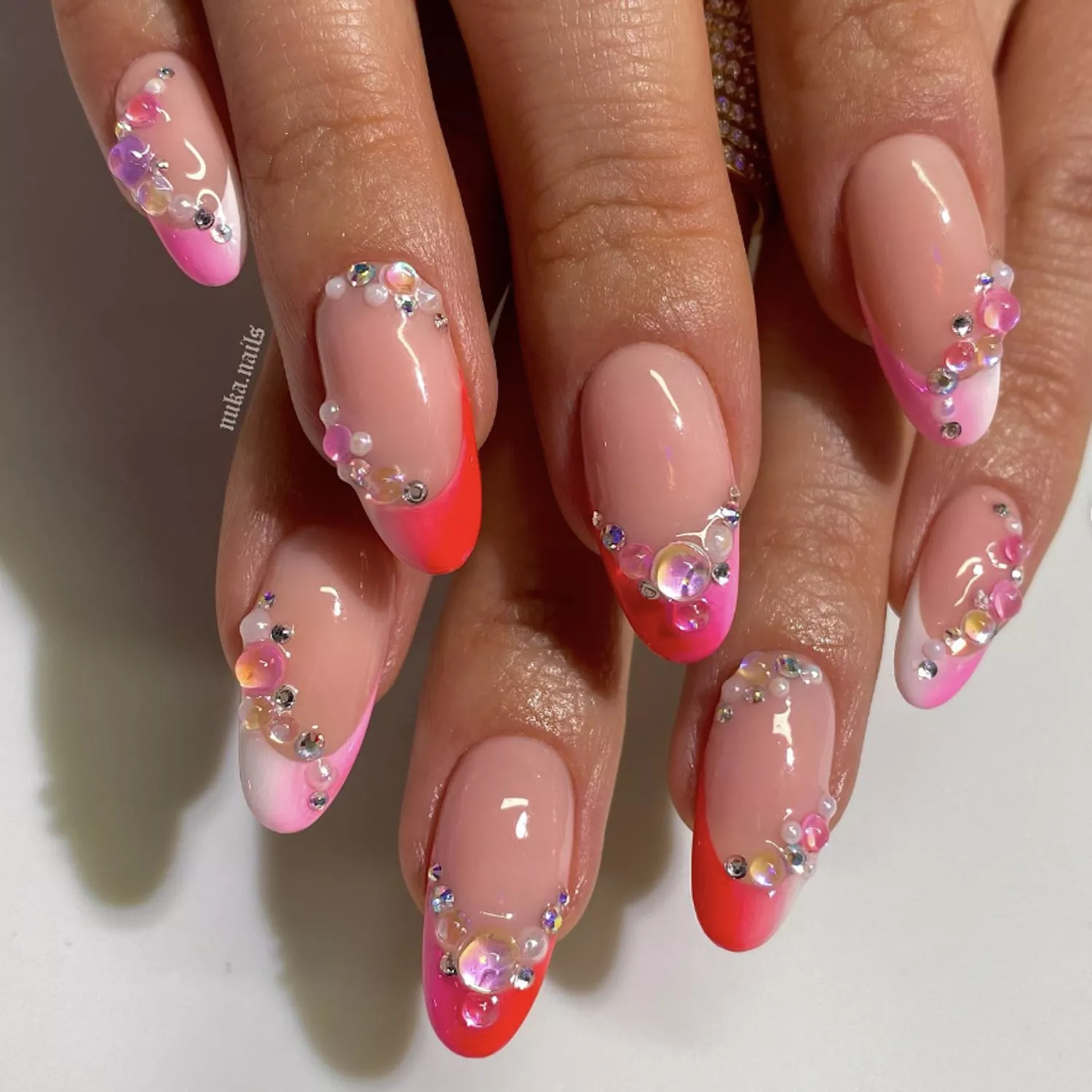 Farbenfrohe Ombré-French-Maniküre