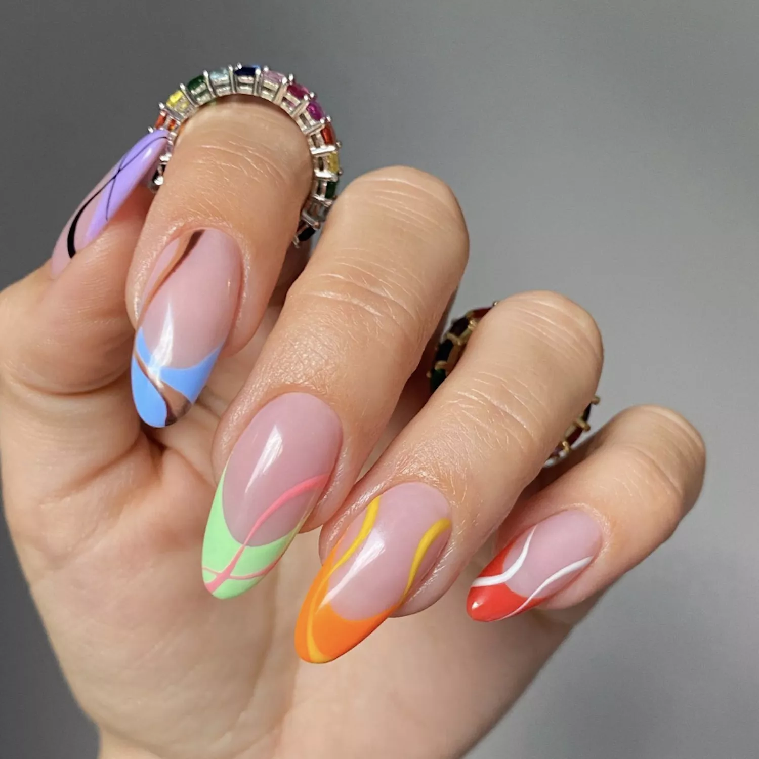 French Manicure mit Farbverlauf und Regenbogen