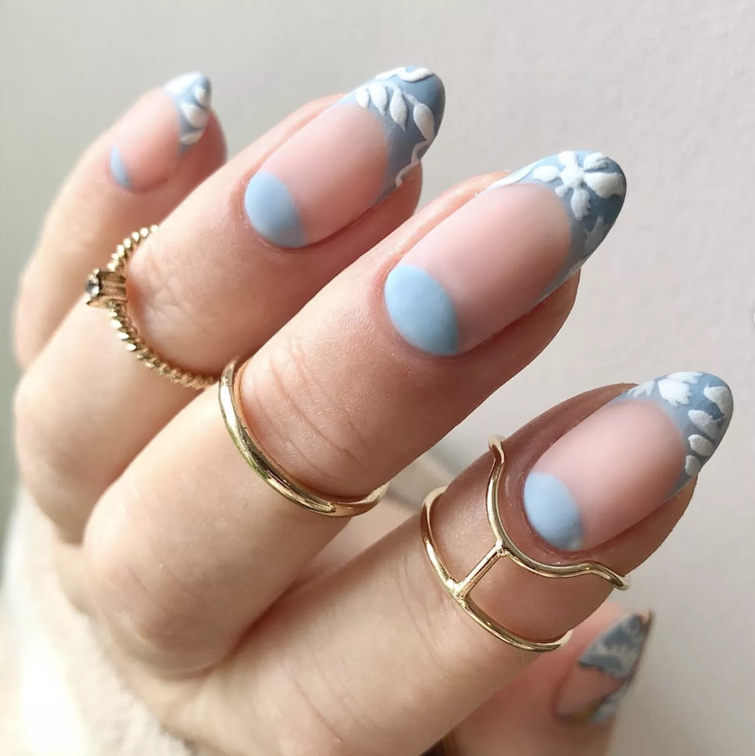 French Manicure inspiriert von feinem Wedgwood-Porzellan