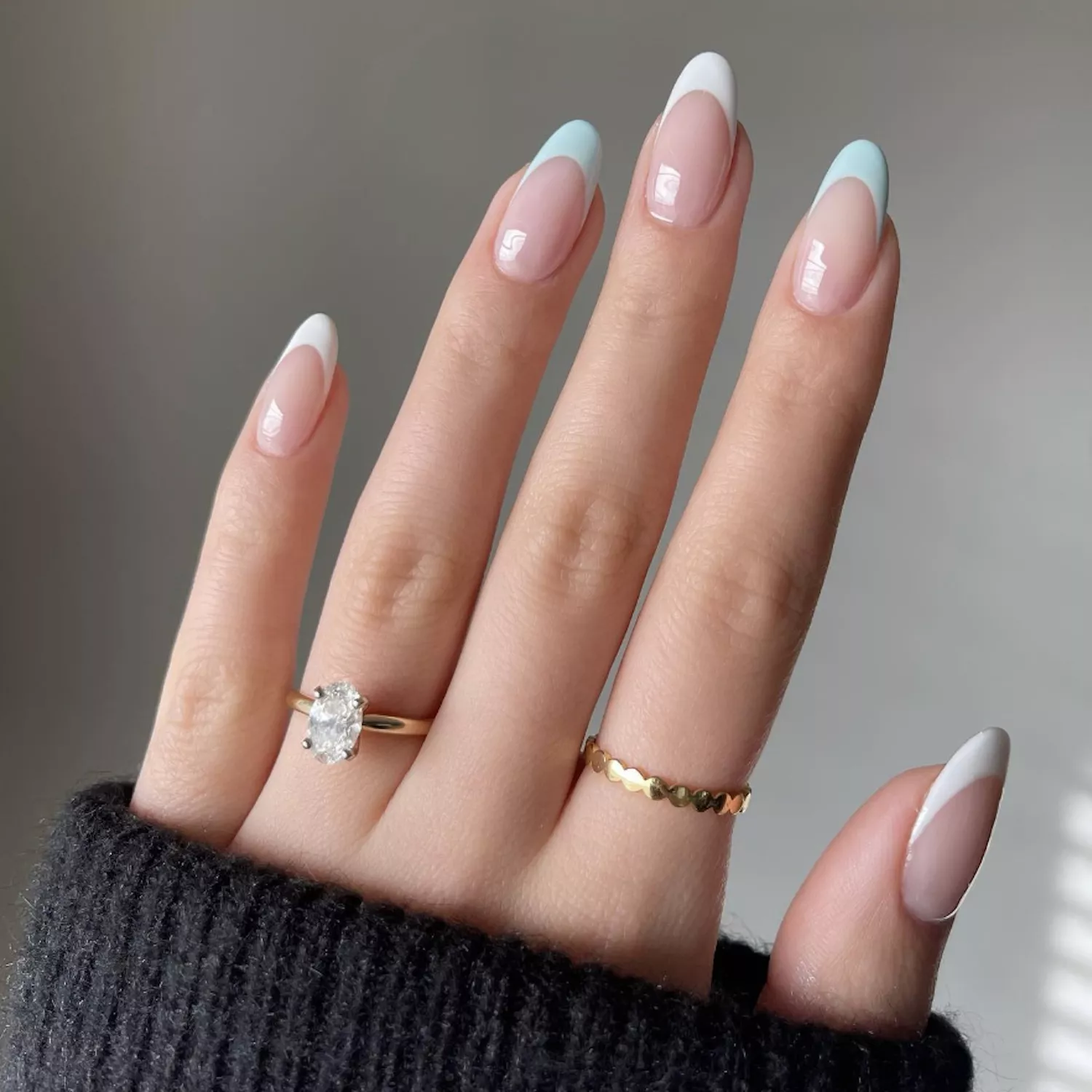 hellblaue und strahlend weiße French Tips