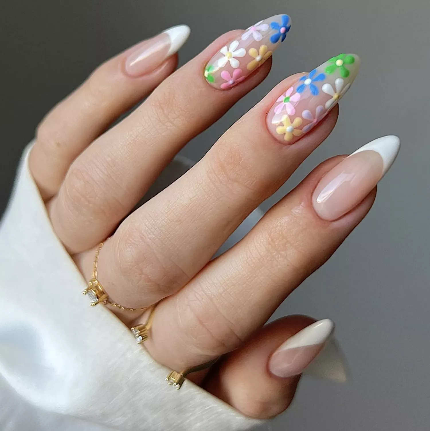 weiße French Tips mit mehrfarbigen Blumenmustern