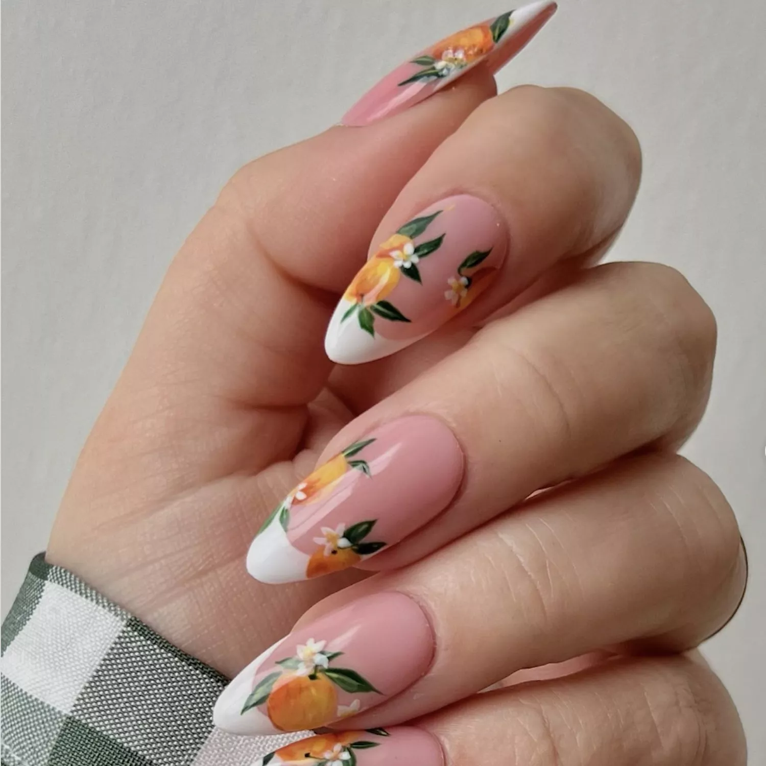 French Manicure mit orangefarbener Nailart