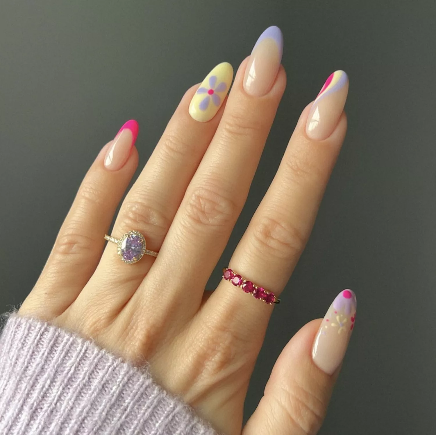 Pastellviolette und rosa Maniküre mit floralen Akzenten