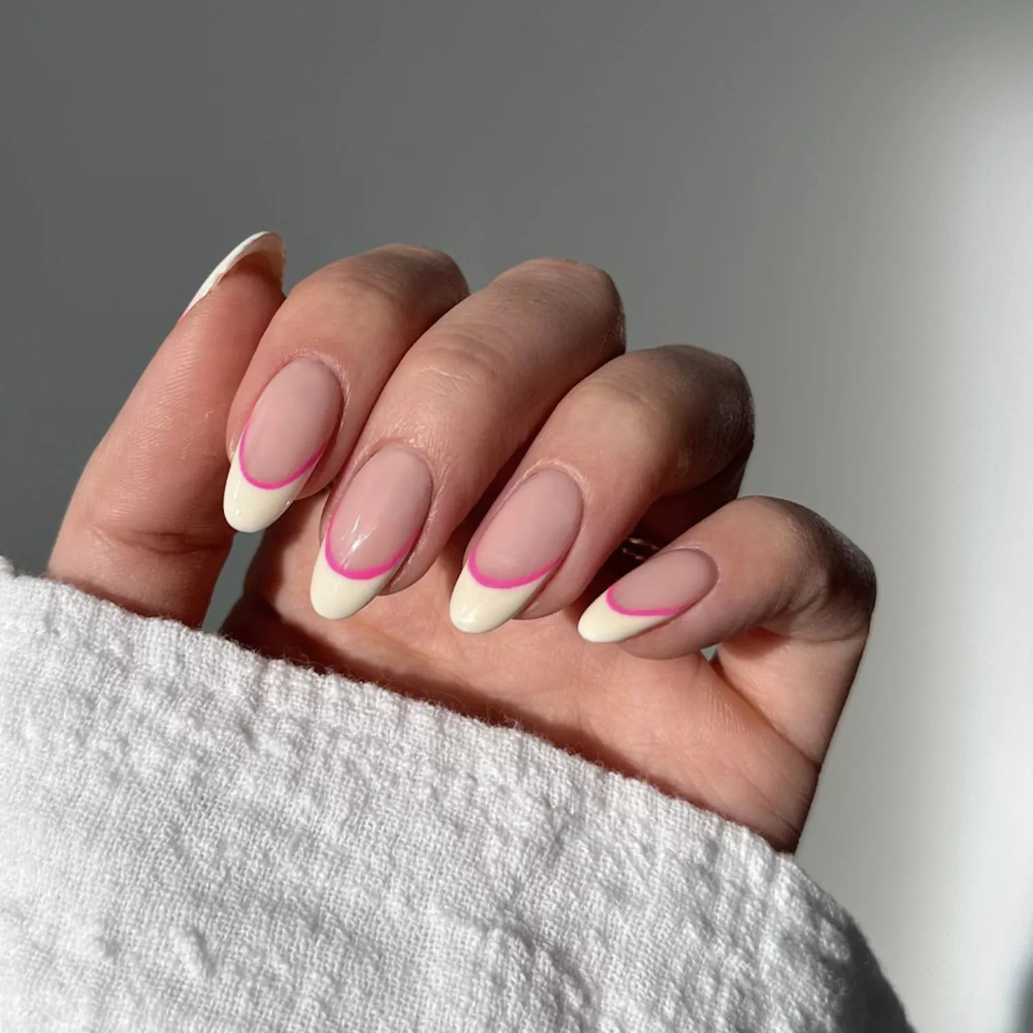 Cremefarbene French Tips mit pinkfarbenem Futter