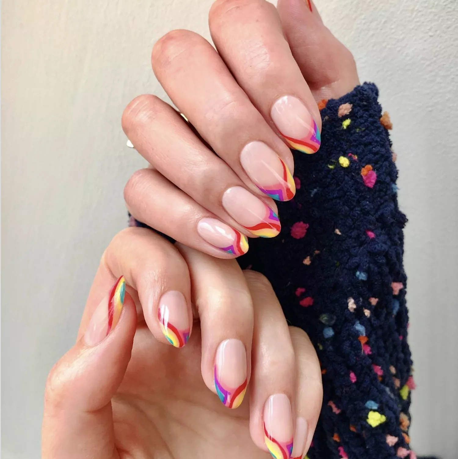 Regenbogen-French-Maniküre