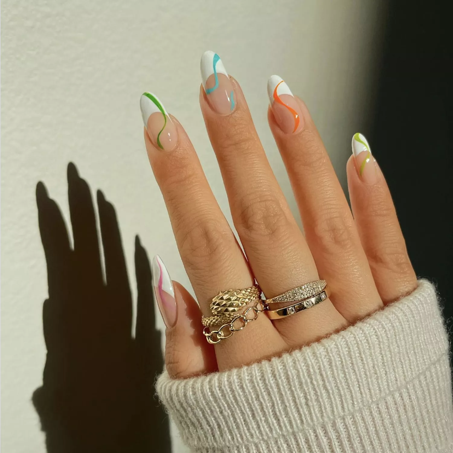 weiße French Tips mit bunten Schlangenmustern