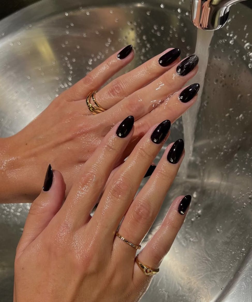 Tiefschwarze Acrylnägel