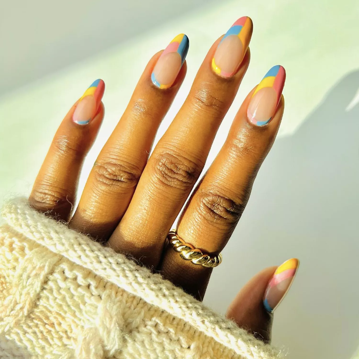rosa, gelbe und blaue French Manicure