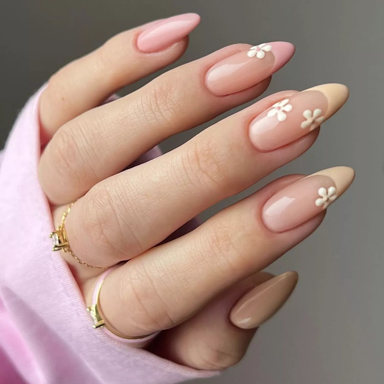 Pink-braune French-Maniküre mit Blumenmuster