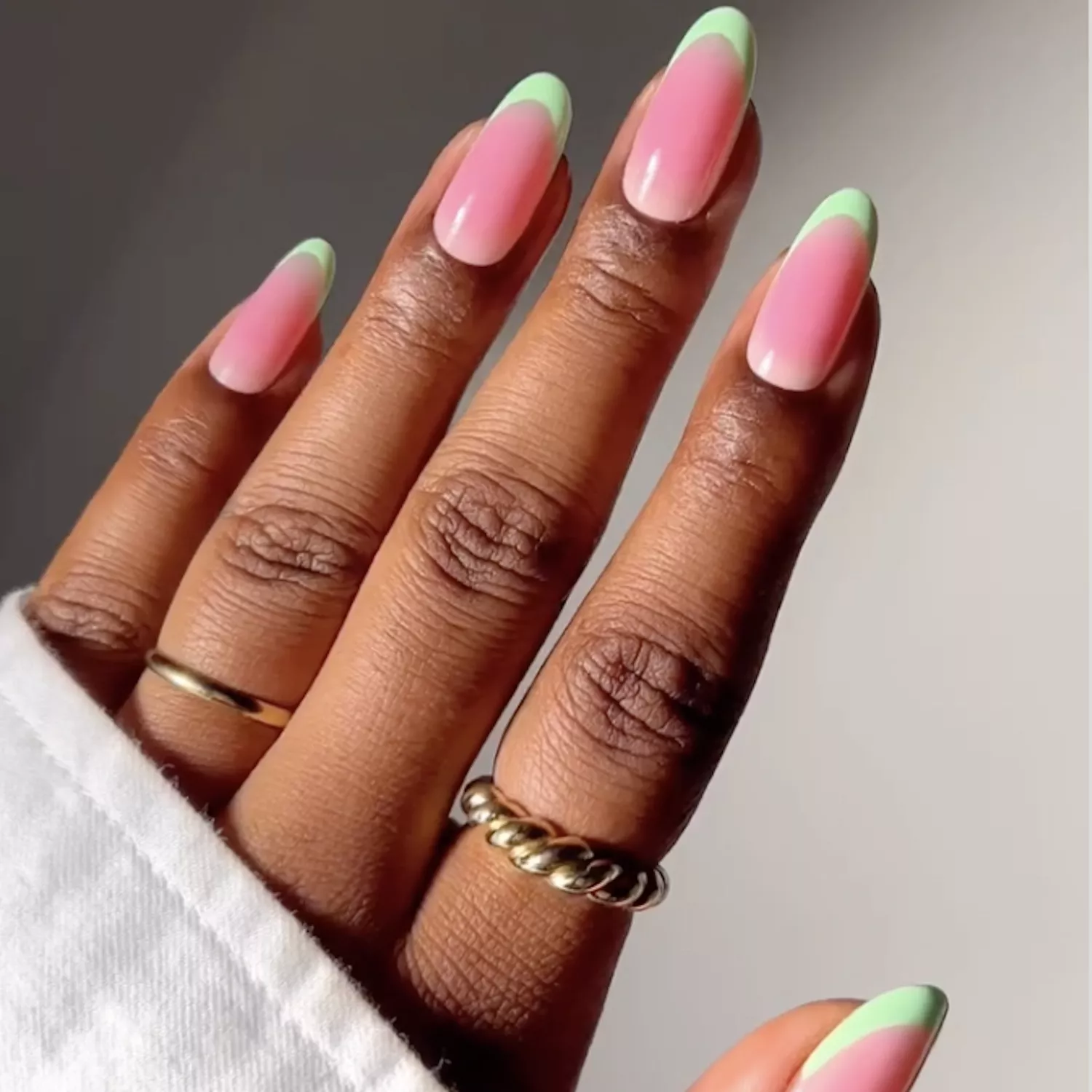 Maniküre mit rosa Basis und grünen French Tips